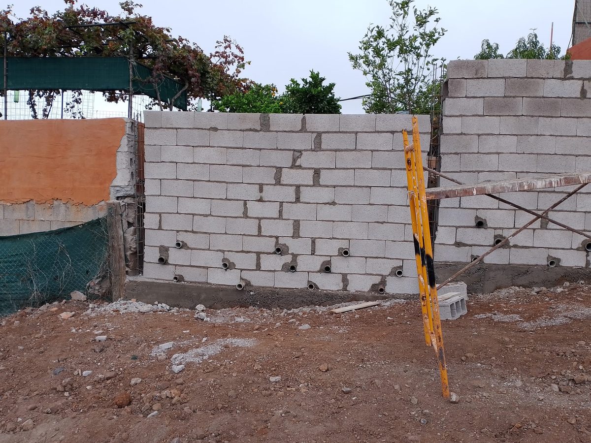 Muro de bloques de hormigón construido por Rayco Santana