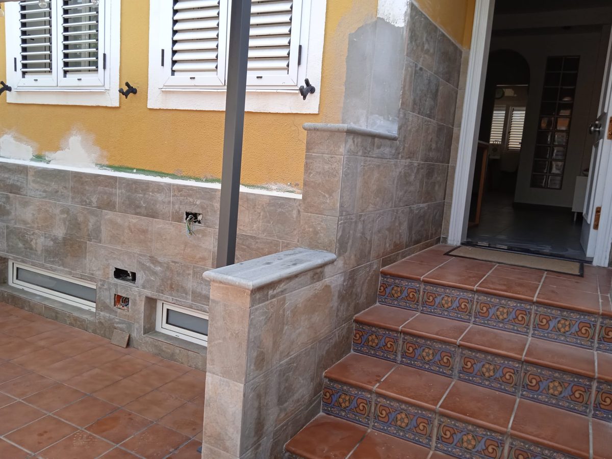 Muro exterior con instalaciones en Las Palmas de Gran Canaria